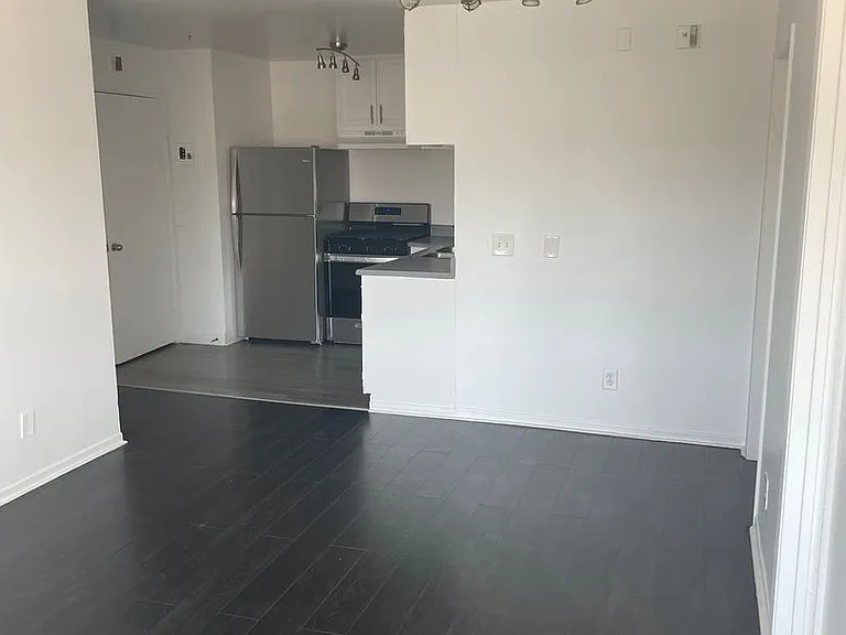256 S Rampart Blvd — Photo 32