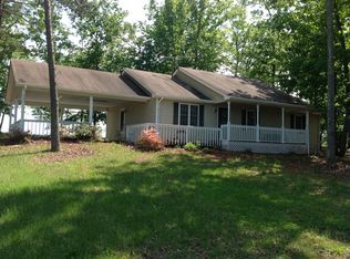 1074 Hunters Spur Dr, Moneta, VA 24121