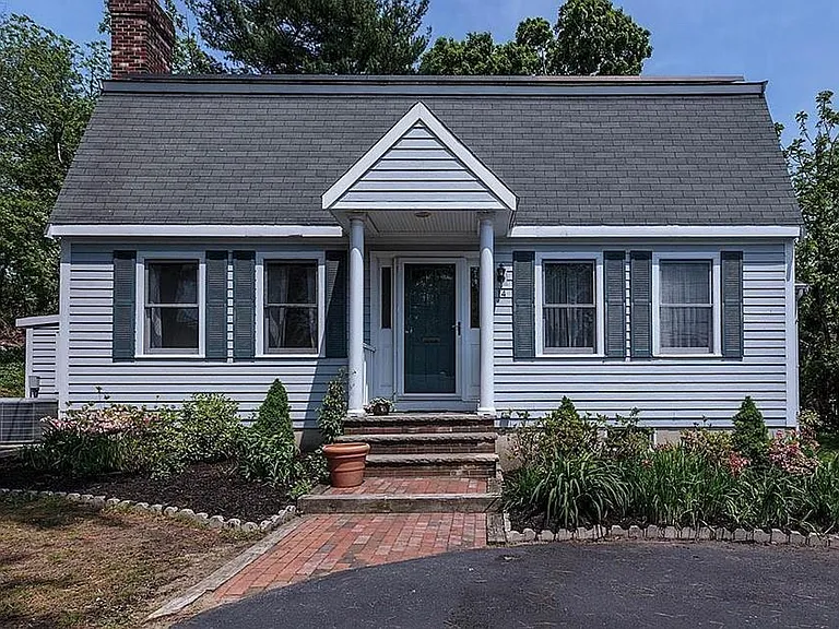 18 Pond St — Photo 1