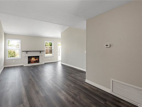 3rd image of 1001 Lugonia Ave