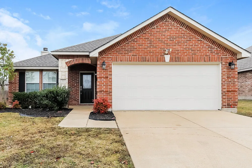 3 bed, 2.0 bath, 1888 sqft, $2,120 — Photo 1