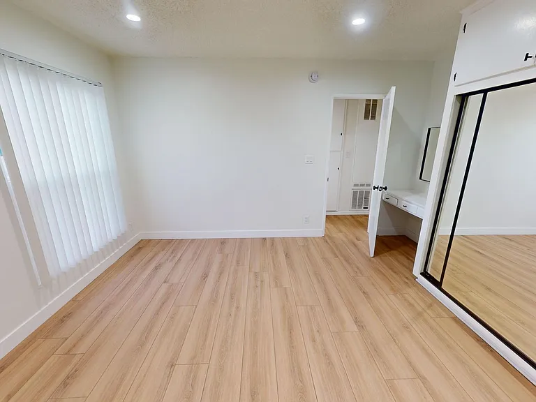 Free Rent Beautiful & Spacious Unit For Rent — Photo 6