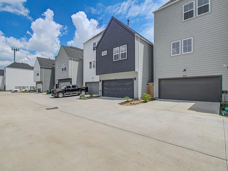 8325 Springwood Creek Ln — Photo 40