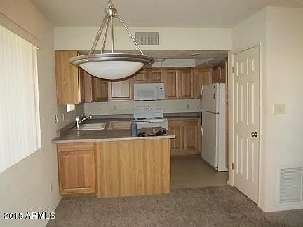 B4 U436 ENTRY TO KITCHEN