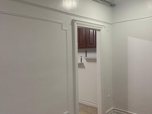 4th image of 157 E 40th St Floor 2