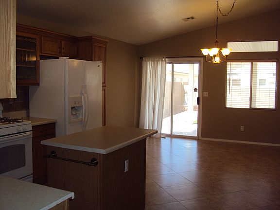 tile & neut paint thru out