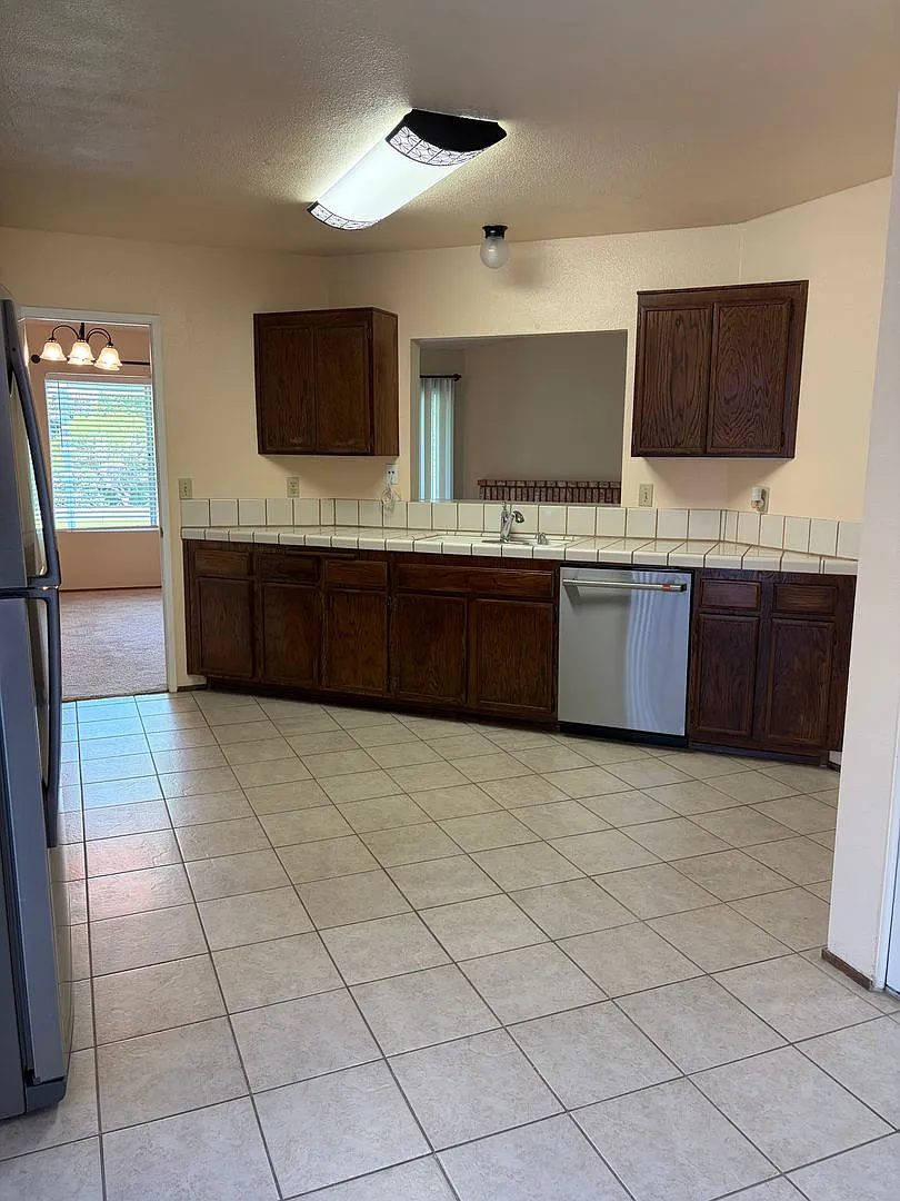 Move in Ready, single story 3 Bed / 2 Bath with Huge Backyard! — Photo 4
