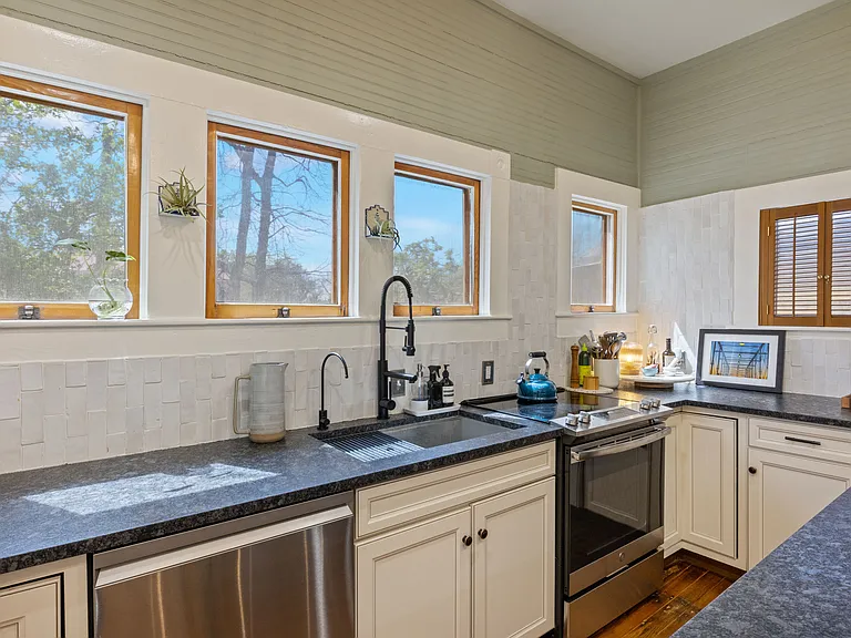421 Spofford Ave — Photo 12