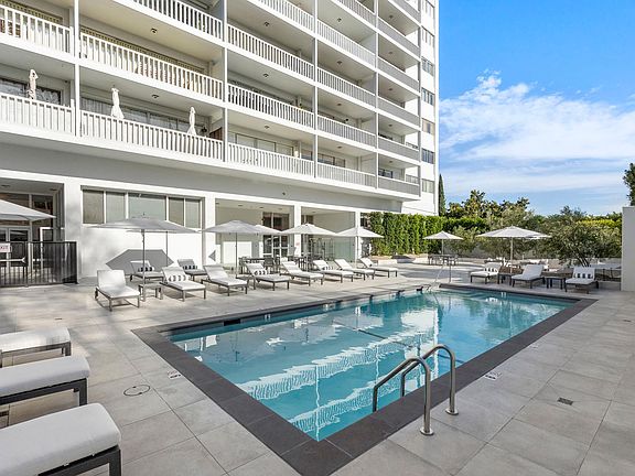 3rd image of 999 N Doheny Dr APT 1212