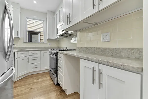 Rented by Halvatzis Realty | media 10