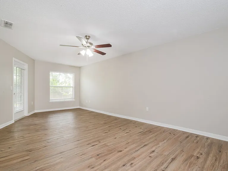 903 Bonneville Ln — Photo 9