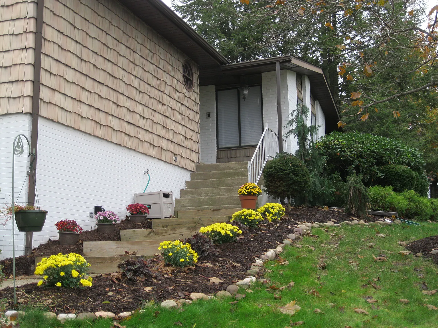 811 Golfview Dr photo 1