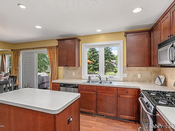4th image of 411 Orchard Dr NE