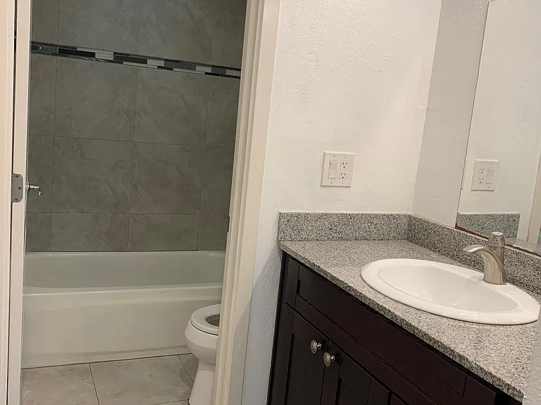 259 N Capitol Ave — Photo 12