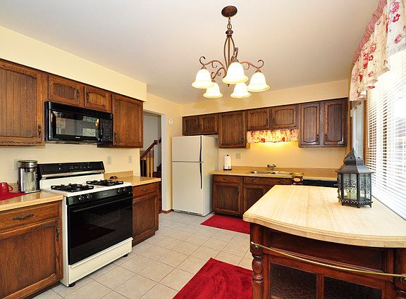 3rd image of 410 Thompson Ave