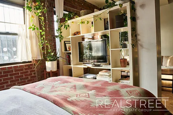 Rented by Real Street Inc | media 16