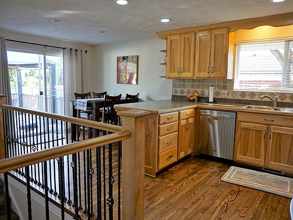 4th image of 6843 S Clover Cir #105