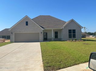 11421 Memphis Cir, Ocean Springs, MS 39564