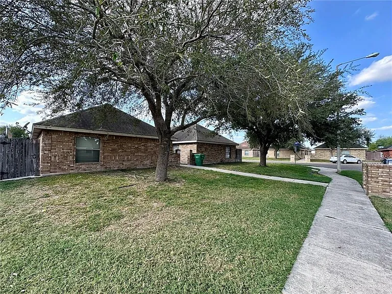 2305 N Dahlia St #2 — Photo 2