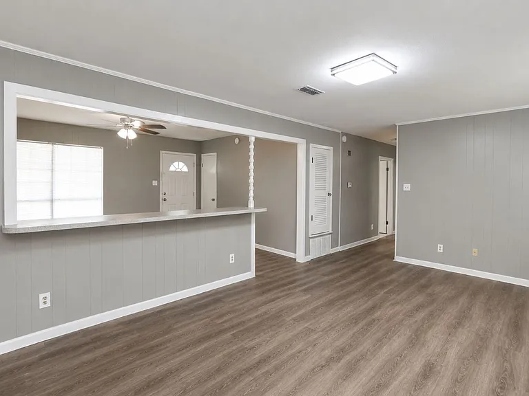 104 San Saba Ln — Photo 3