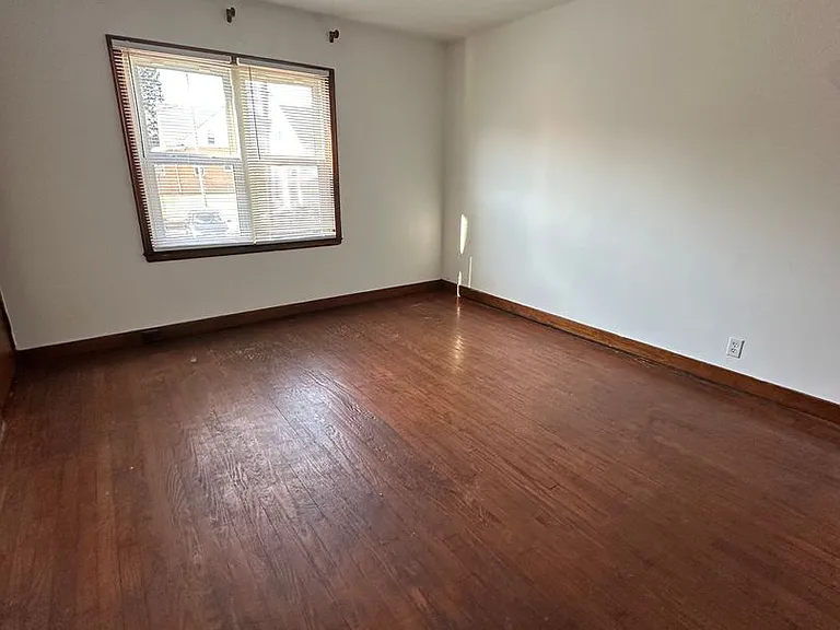 1652 Roosevelt Ave — Photo 6