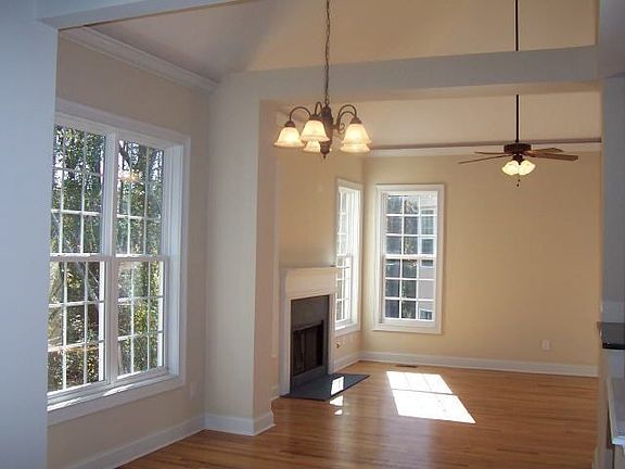 4th image of 391 Langshire Dr