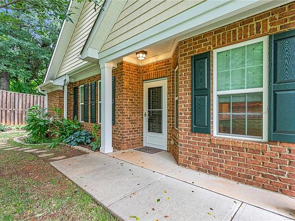 4th image of 114 Starling St
