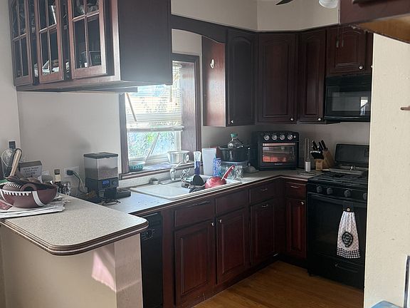 4th image of 218 Park St
