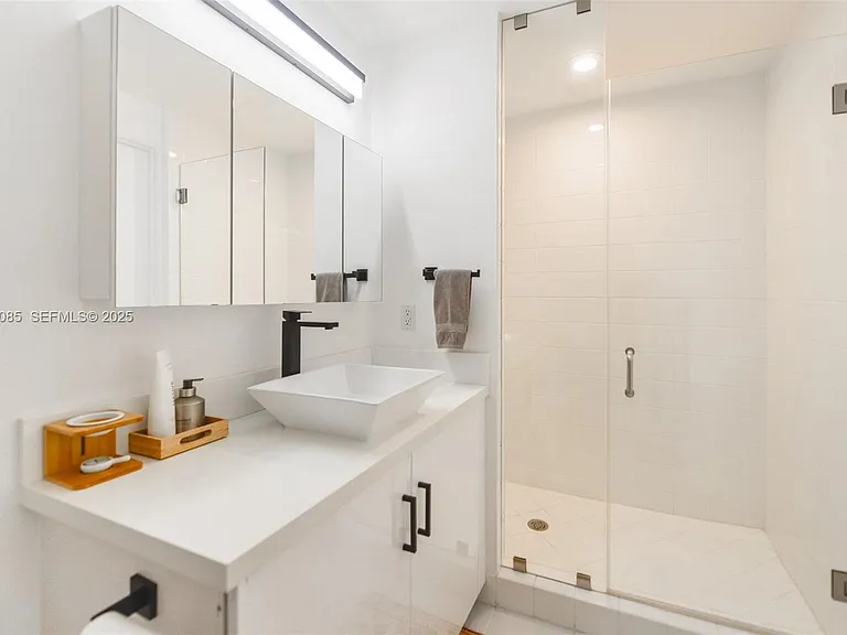 725 NE 22nd St #8D — Photo 17