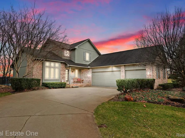 2643 Bay Vista Dr, Highland, MI 48357