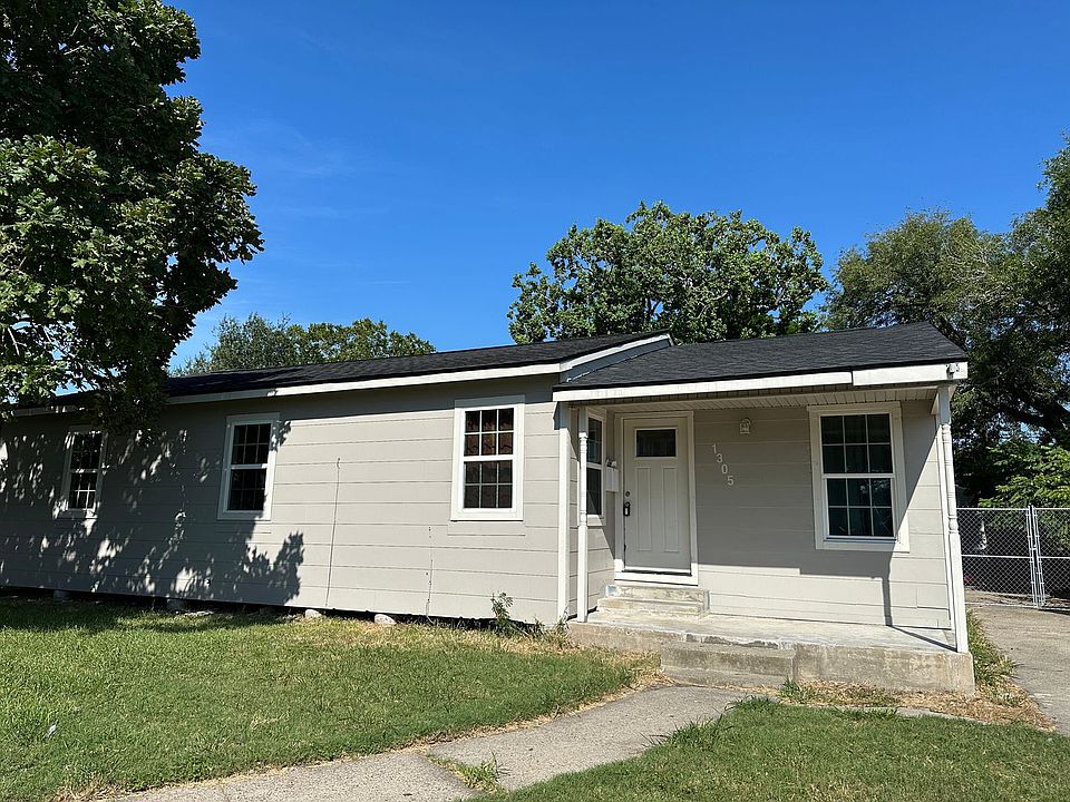 1st image of 1305 Cambridge Dr