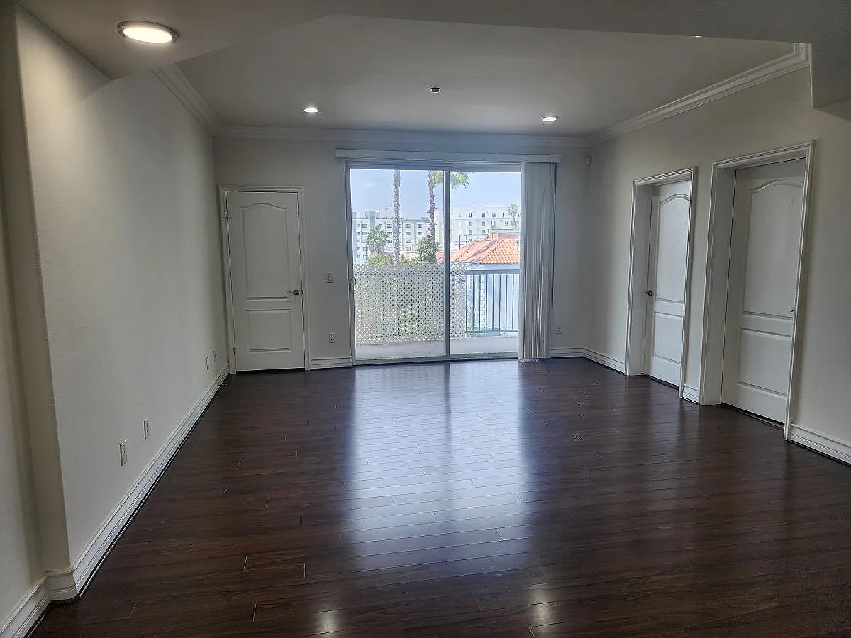 3 bed, 1250 sqft, $3,300 — Photo 2