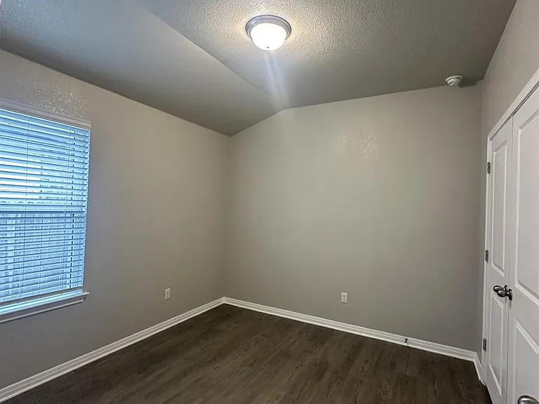 201 Longmount Cv — Photo 18