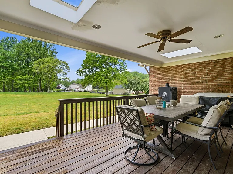 1126 Somerset Ln — Photo 12