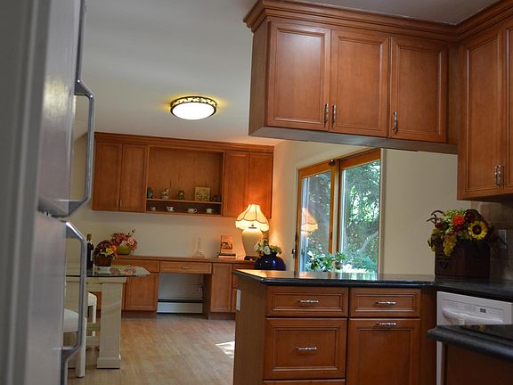 Kitchen with build up office/TV cabinet!