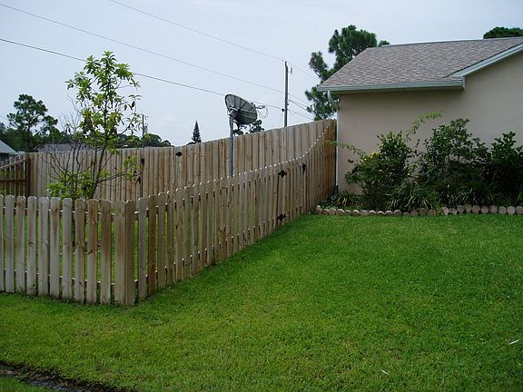 Side fenced yard