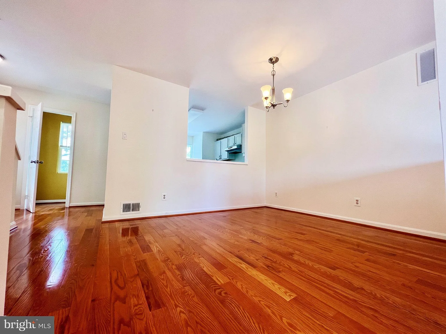 3 bed, 2.5 bath, 1352 sqft, $3,100 — Photo 4