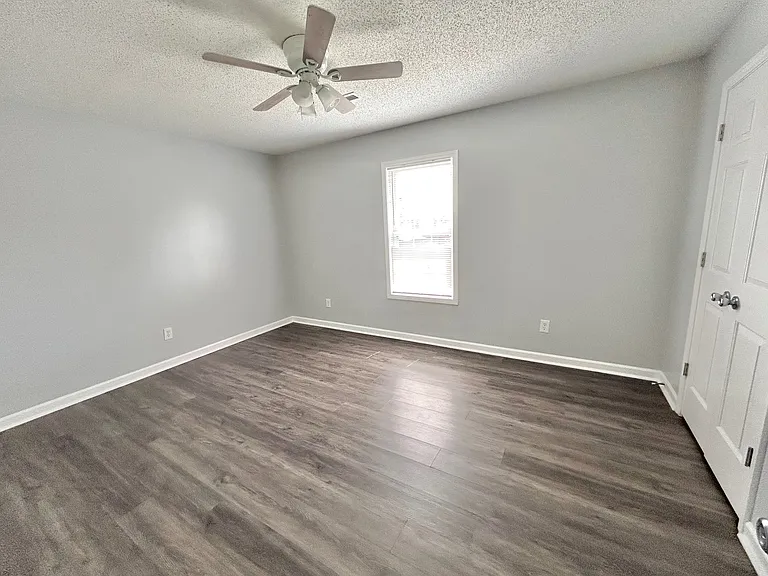 620 E Davis St — Photo 12
