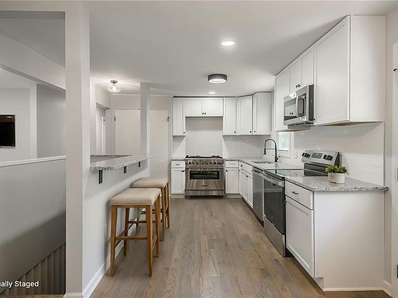 3rd image of 619 E 109th St