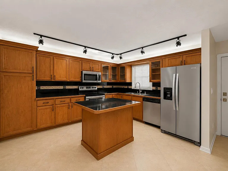 4528 SW 54th St #302-B — Photo 16