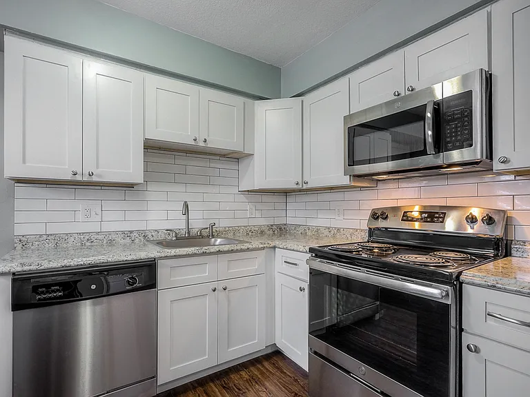 4115 & 4117 Warwick Blvd — Photo 9