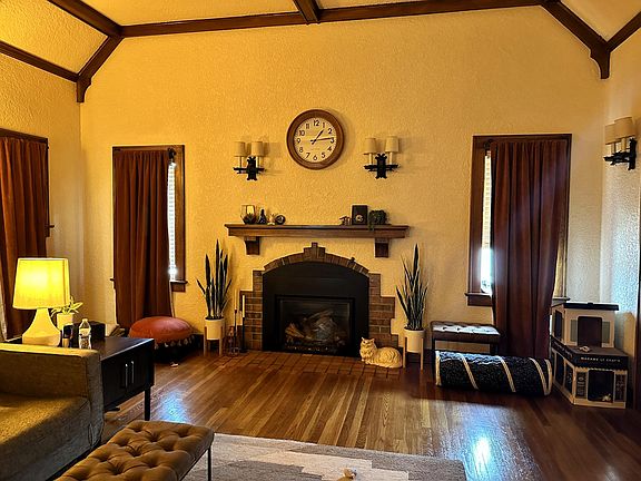 4th image of 407 E Iron Ave