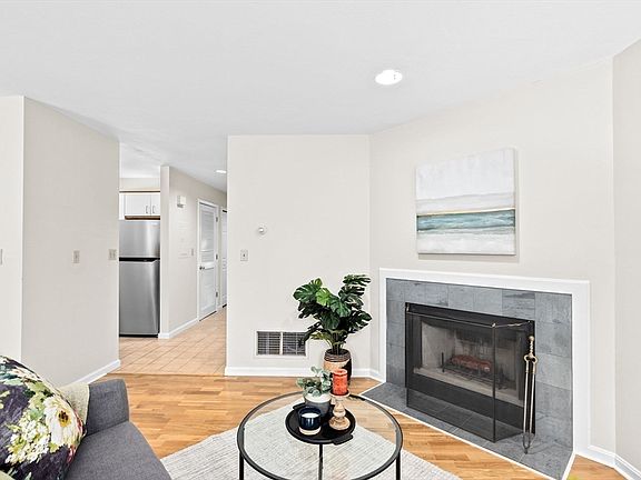 4th image of 286 Sidney St #286