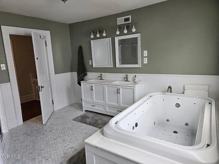 428 Maple St — Photo 16