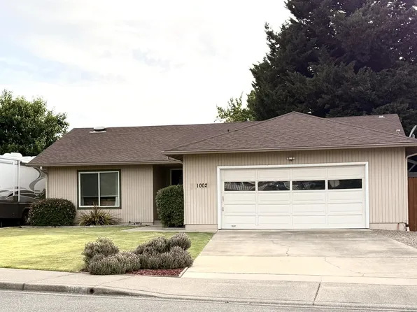 1002 Angler Ln, Grants Pass, OR 97527