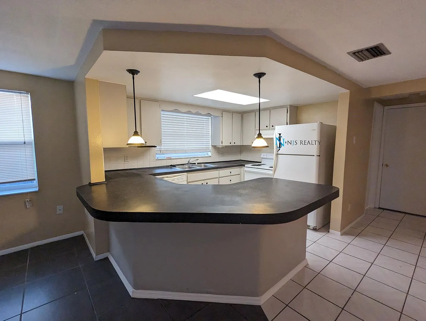 Gorgeous! 3/2/1 with large open floorplan, family room, large backyard, walk in closet & tile thr... — Photo 3