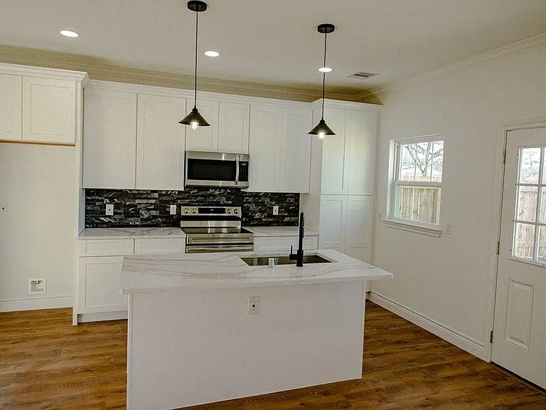 924 W Austin St #B — Photo 4