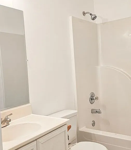 Beautifully updated 4 Bedroom/2 Bathroom downstairs apartment — Photo 24
