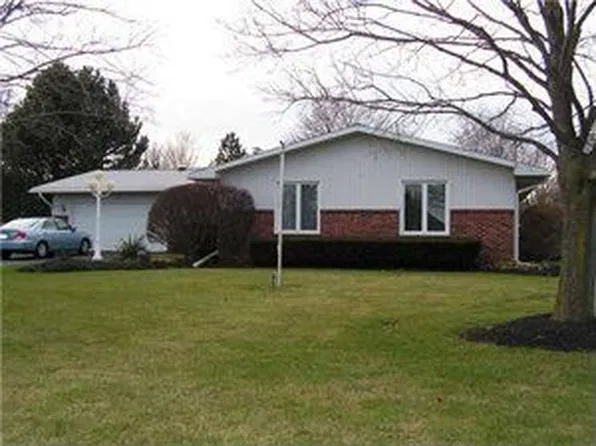 5790 Susanne Dr, Lockport, NY 14094