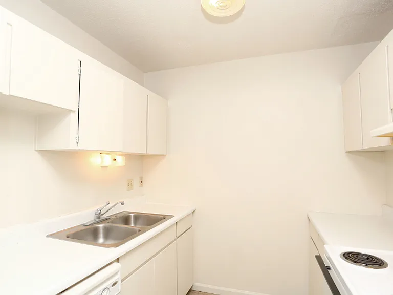 2309 W Broadway — Photo 39